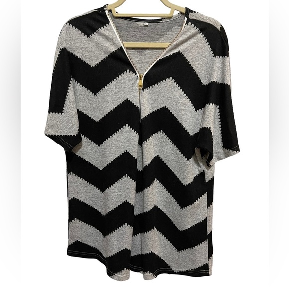 Tops - Black and grey Large Chevron knot shirt with zipper motif at V-Neck size XL
